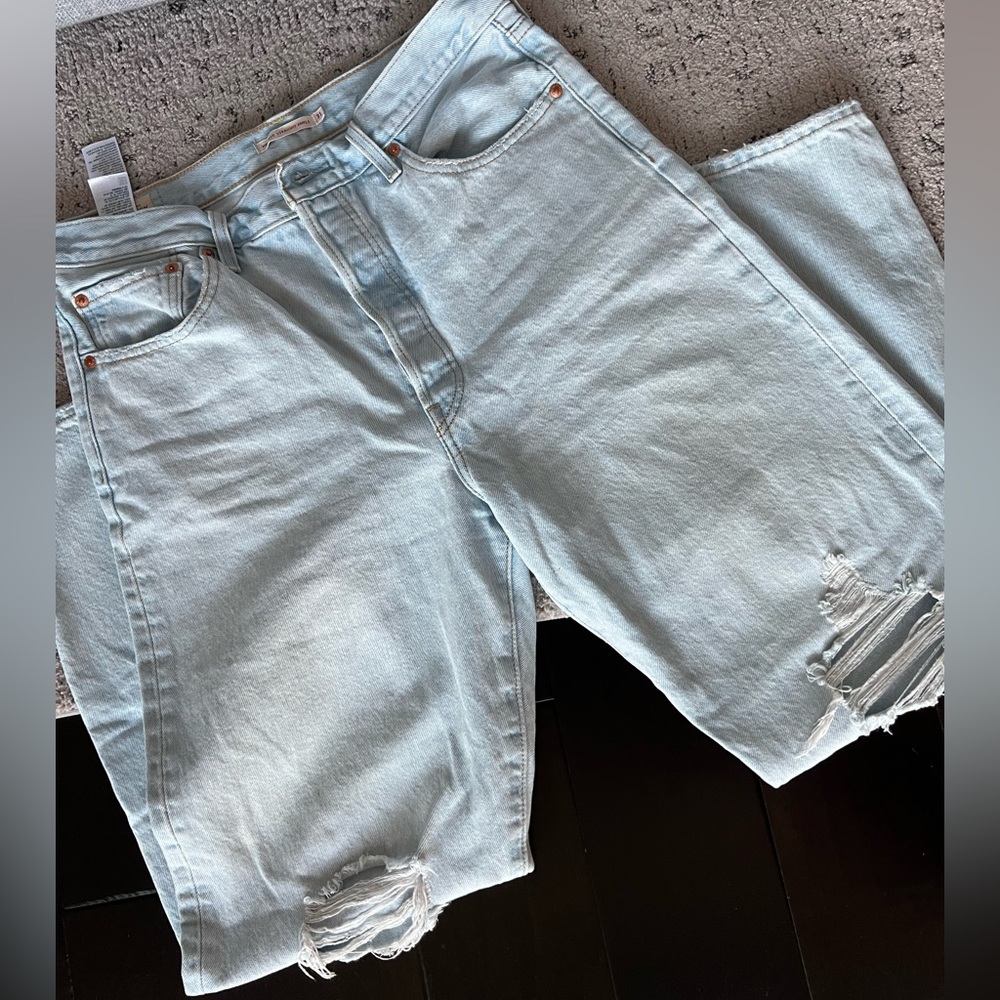 Levi’s Light wash ribcage straight ankle jeans